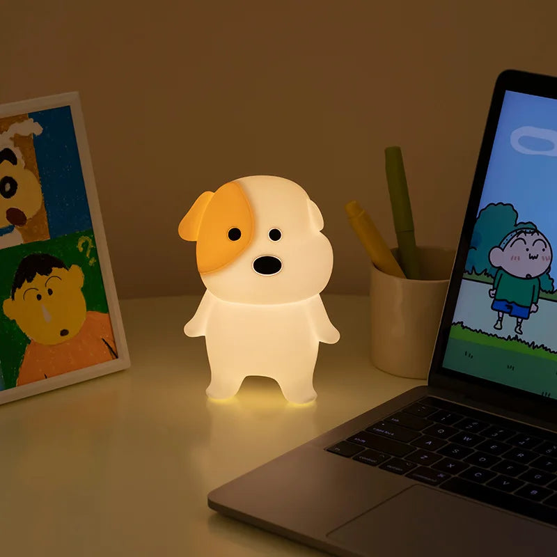 veilleuse chien bébé allumée sur bureau