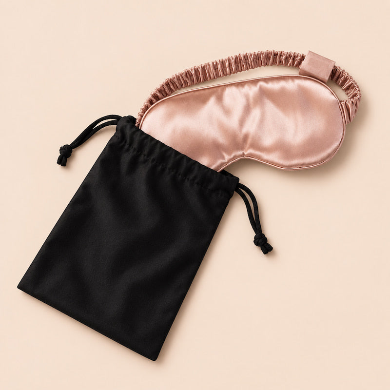 Masque de nuit en soie et sa pochette de rangement en tissu noir