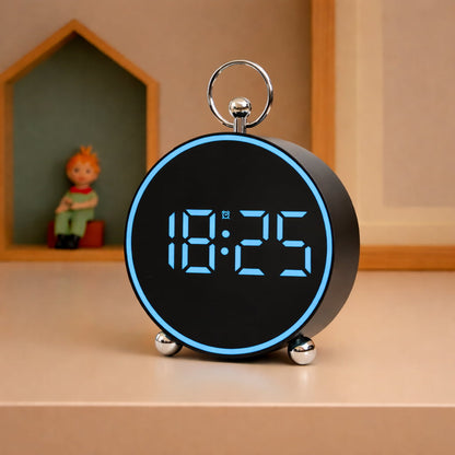 Reveil LED avec pieds chromes – detail elegant