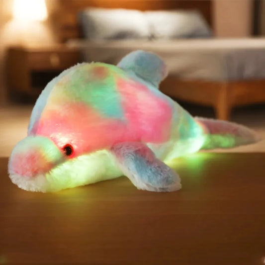peluche dauphin veilleuse sur table de nuit

