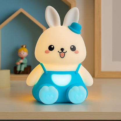Petite veilleuse lapin rose et bleue sur table de nuit