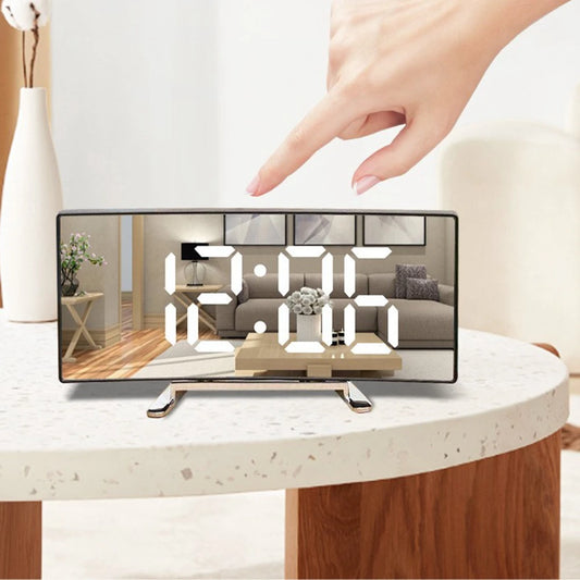 réveil digital miroir LED moderne sur table