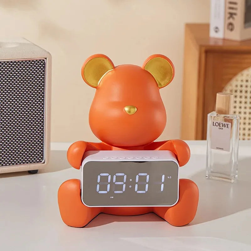 réveil digital ours beige sur table de chevet