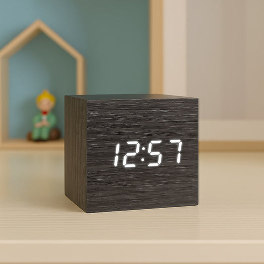 réveil LED cube en bois clair design moderne