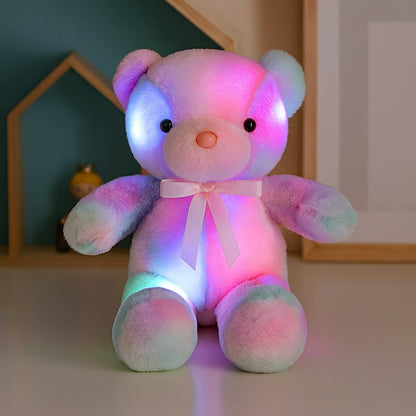 peluche ours veilleuse dans chambre d’enfant

