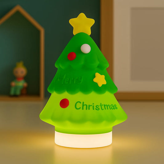 veilleuse bébé sapin de noël allumée sur table
