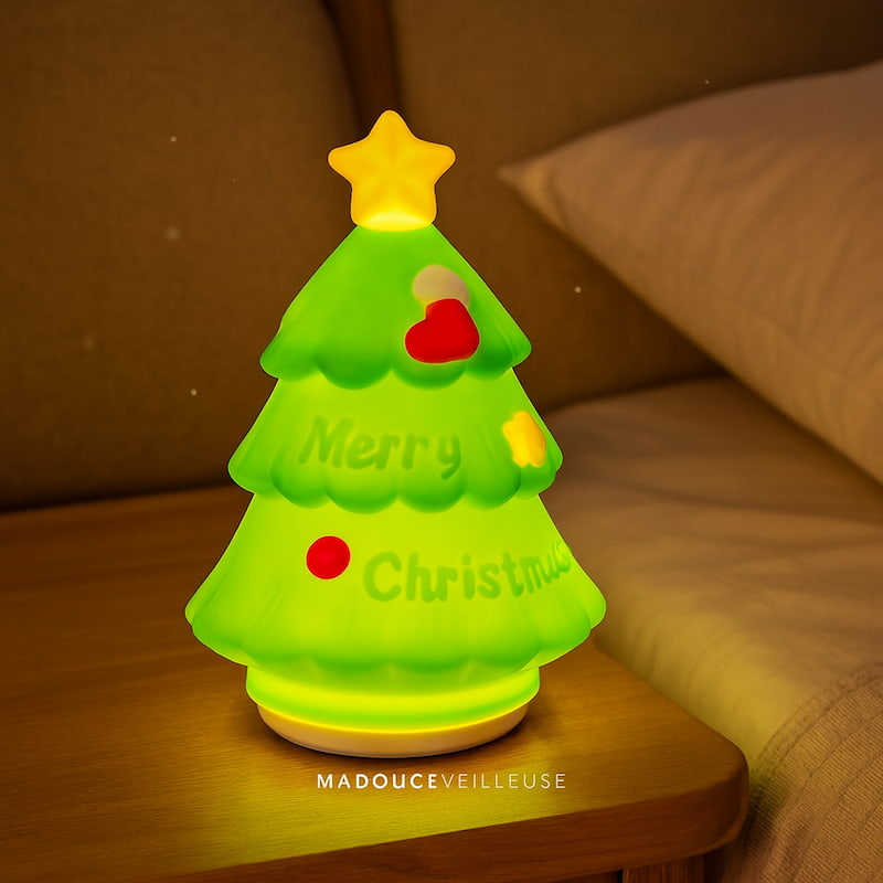 Veilleuse sapin de Noël en silicone allumée dans une chambre d'enfant, lumière douce